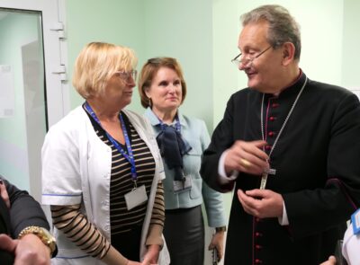 Biskup Rafał Markowski z wizytą w Szpitalu w Dziekanowie Leśnym.